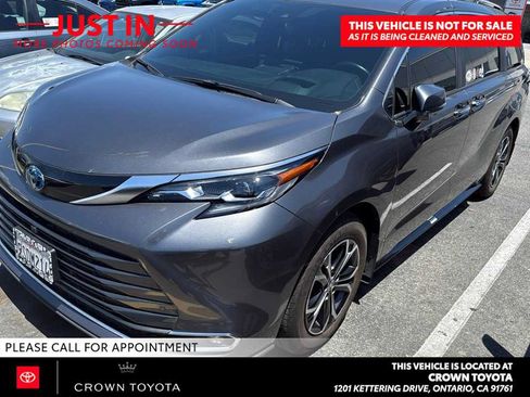 Used 2025 Toyota Sienna Platinum AWD/4WD image 1