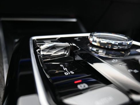 Used 2023 BMW 760i xDrive w/ Executive Package image 16