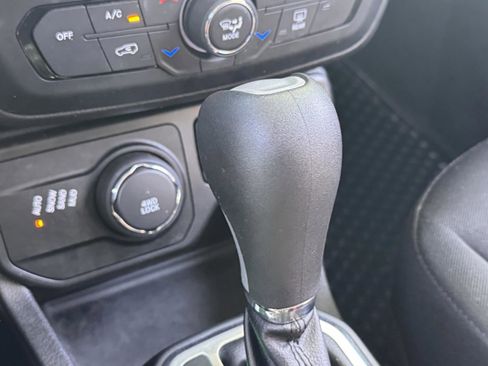 Used 2020 Jeep Renegade Latitude w/ Cold Weather Group image 24