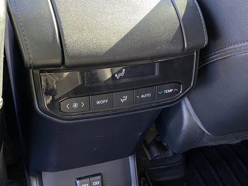 Used 2023 Toyota Highlander XLE image 29