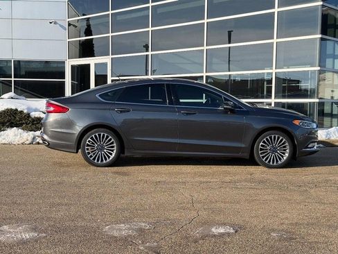 Used 2017 Ford Fusion SE w/ Fusion SE Technology Package image 2