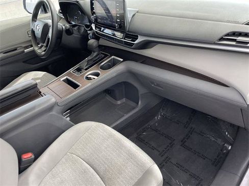 Certified 2021 Toyota Sienna LE FWD image 31