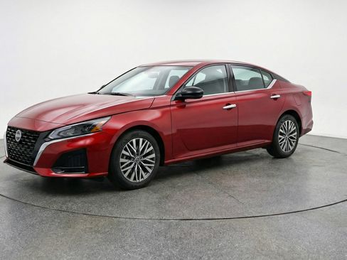 Used 2025 Nissan Altima 2.5 SV image 3