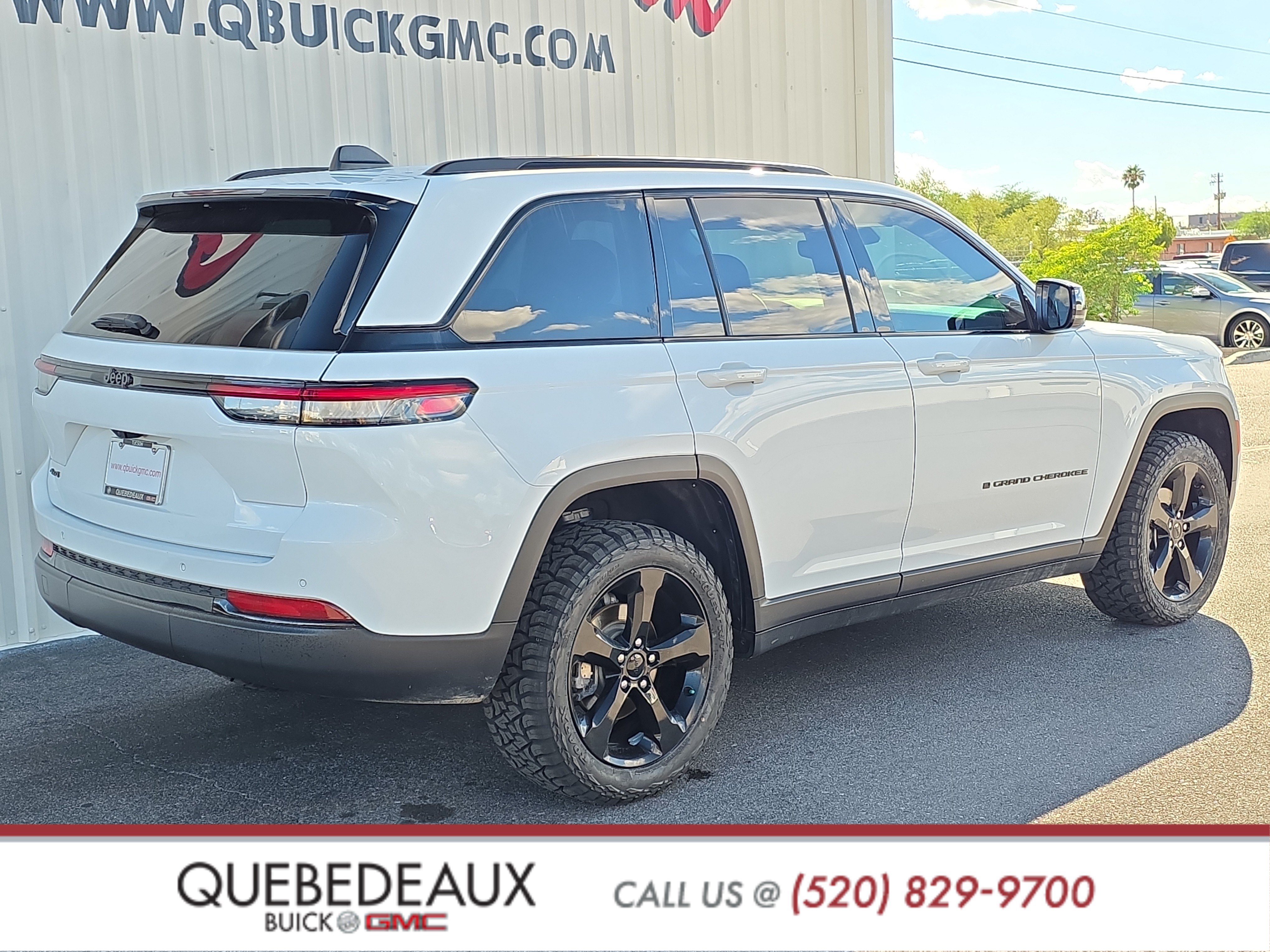 Used 2023 Jeep Grand Cherokee Altitude AWD/4WD image 9