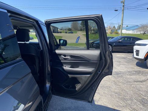 Used 2023 Jeep Grand Cherokee Laredo AWD/4WD image 33