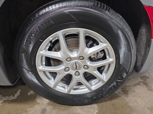 Used 2023 Chrysler Pacifica Touring-L FWD image 34