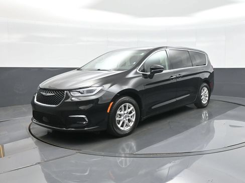 Used 2024 Chrysler Pacifica Touring-L FWD image 3