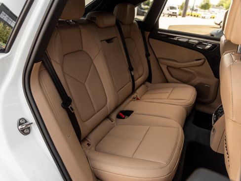 Certified 2024 Porsche Macan AWD/4WD image 42