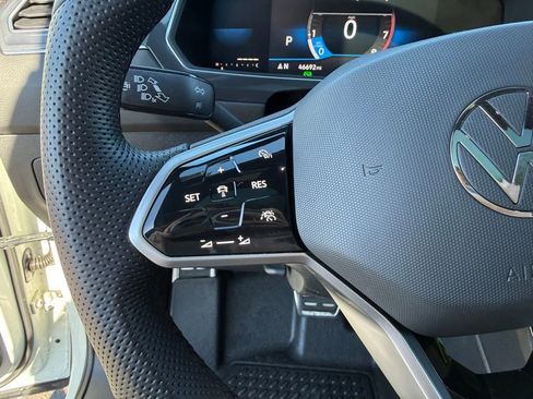 Used 2022 Volkswagen Tiguan SE R-Line image 16