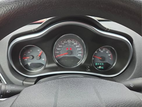 Used 2014 Dodge Avenger SE image 23