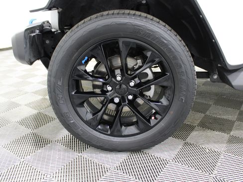 Used 2022 Jeep Wrangler Unlimited Sahara w/ Cold Weather Group image 40