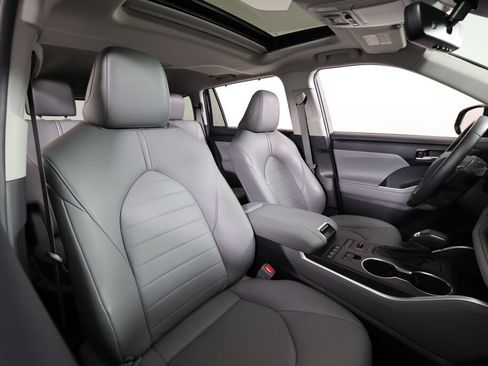 Used 2021 Toyota Highlander XLE AWD/4WD image 25