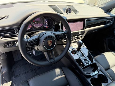 Certified 2026 Porsche Macan AWD/4WD image 4