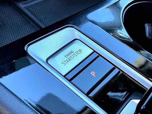 Used 2024 Volkswagen Atlas SE image 27