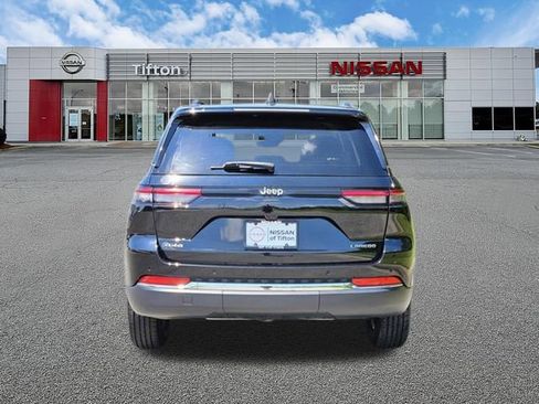 Used 2023 Jeep Grand Cherokee Laredo AWD/4WD image 5