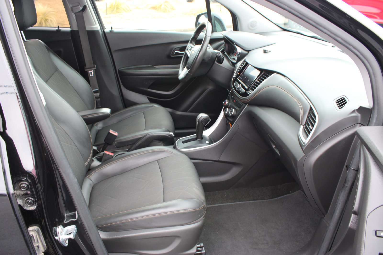 Used 2022 Chevrolet Trax LT w/ Midnight Edition AWD/4WD image 21