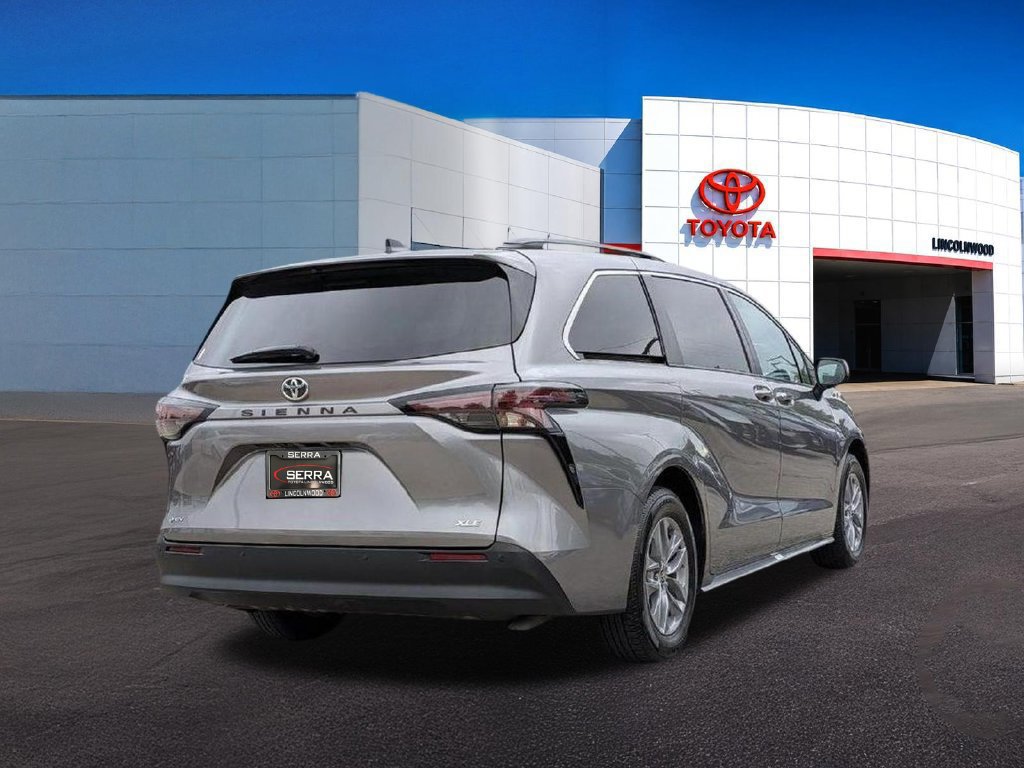 Used 2026 Toyota Sienna XLE FWD image 12