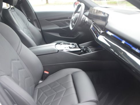 Used 2025 BMW 530i xDrive 530i xDrive (MSRP $65,150) image 13