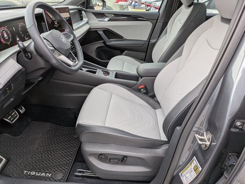 Used 2025 Volkswagen Tiguan SE R-Line image 14