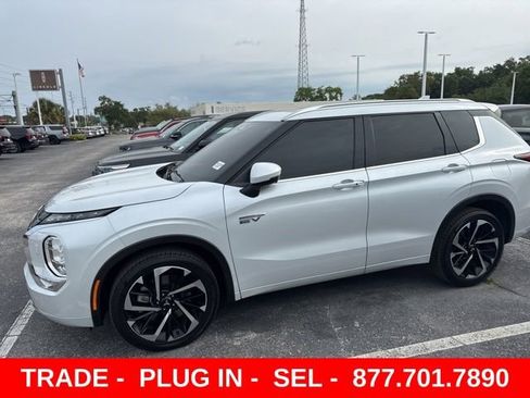 Used 2025 Mitsubishi Outlander 4WD Plug-In Hybrid image 3