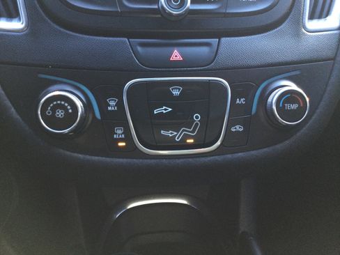 Used 2018 Chevrolet Malibu LT image 17