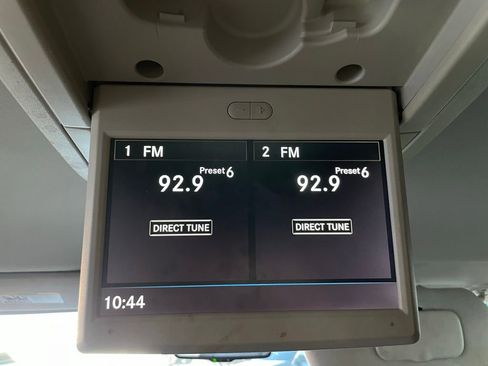 Used 2015 Chrysler Town & Country Touring image 20