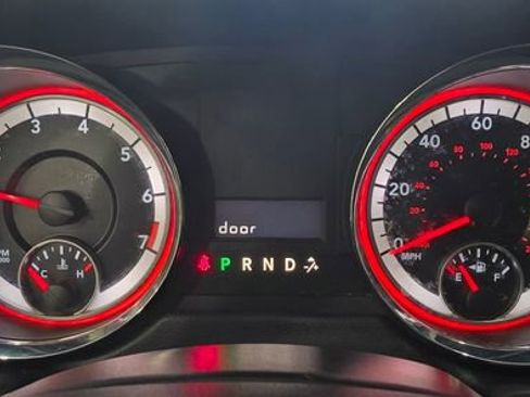 Used 2019 Dodge Grand Caravan SE w/ UConnect Hands-Free Group image 17