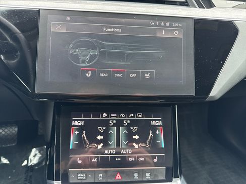 Used 2022 Audi e-tron Premium w/ Convenience Plus Package image 41