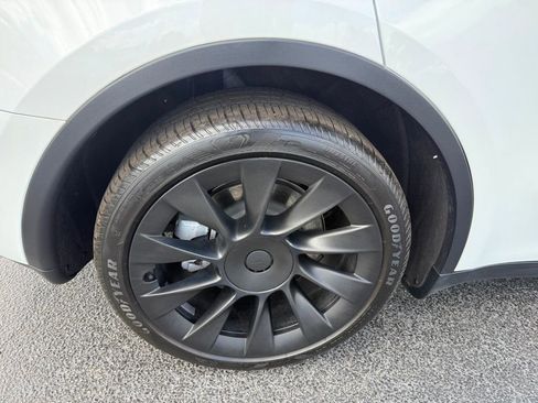 Used 2024 Tesla Model Y Long Range AWD/4WD image 34