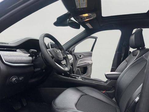 Used 2025 Jeep Compass Latitude w/ Sun & Sound Group image 9