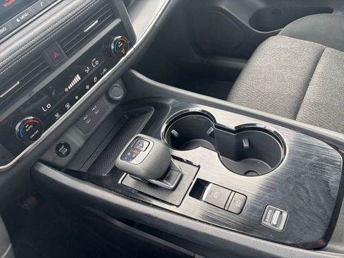 Used 2025 Nissan Rogue SV image 43