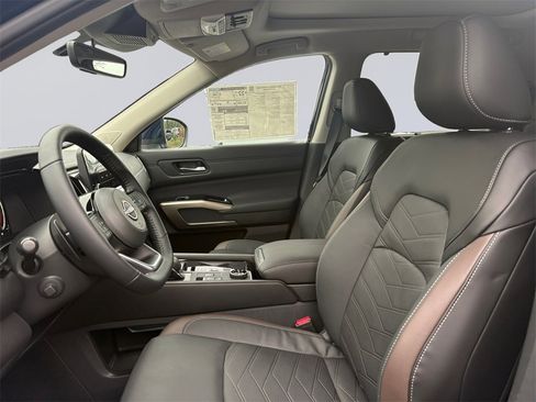 New 2025 Nissan Pathfinder Platinum image 15