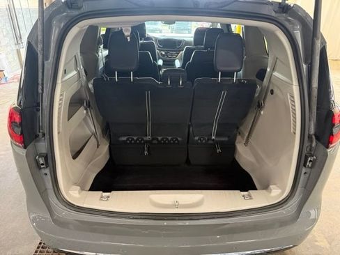 Used 2022 Chrysler Pacifica Touring-L FWD image 25