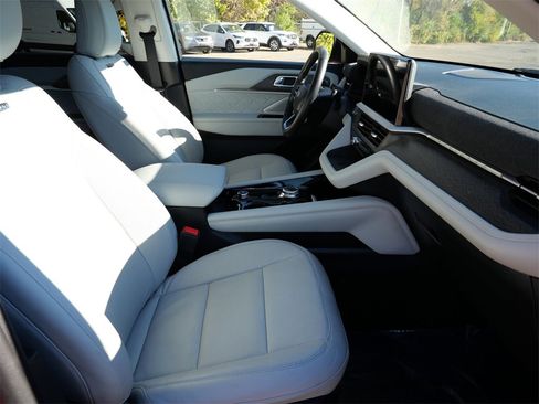 Certified 2025 Ford Explorer Platinum w/ Ultimate Package image 8