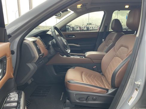 Certified 2024 Nissan Pathfinder Platinum w/ Lighting Package (N92) image 15