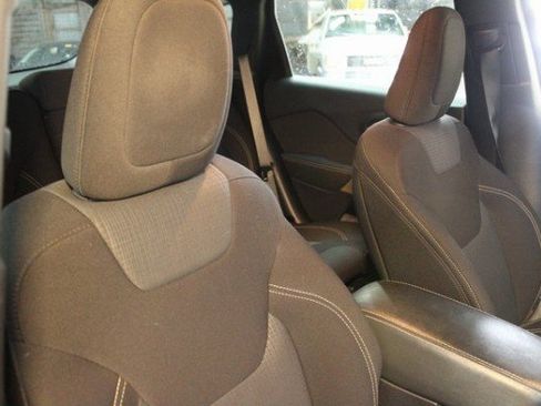 Used 2018 Jeep Cherokee Latitude w/ Cold Weather Group image 10