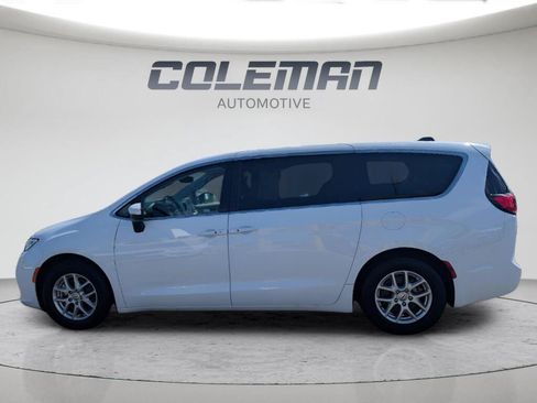 Used 2023 Chrysler Pacifica Touring-L FWD image 6
