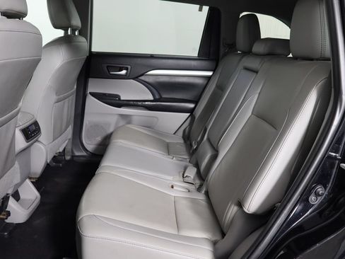 Used 2019 Toyota Highlander XLE AWD/4WD image 17
