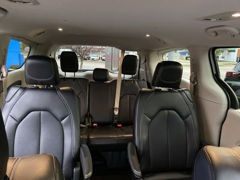 Used 2024 Chrysler Pacifica Touring-L image 38