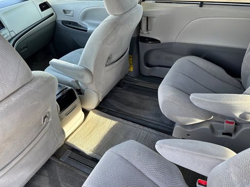 Used 2013 Toyota Sienna LE image 9