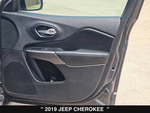 Used 2019 Jeep Cherokee Latitude Plus w/ Comfort/Convenience Group FWD image 30