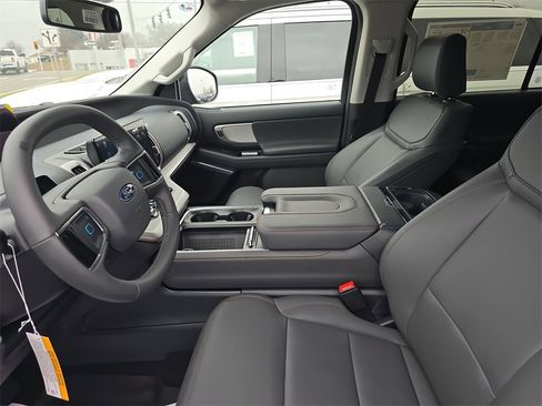 New 2025 Ford Expedition Active image 10