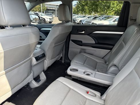Used 2019 Toyota Highlander XLE FWD image 16