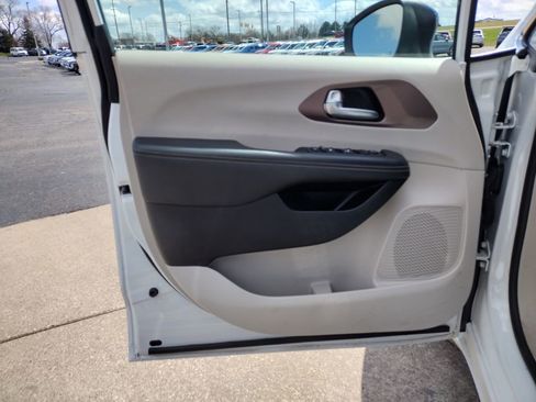 Used 2024 Chrysler Voyager LX image 9