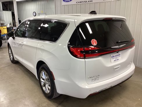 New 2026 Chrysler Pacifica Select AWD/4WD image 3