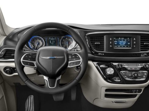 Used 2018 Chrysler Pacifica Touring-L w/ Premium Audio Group FWD image 4