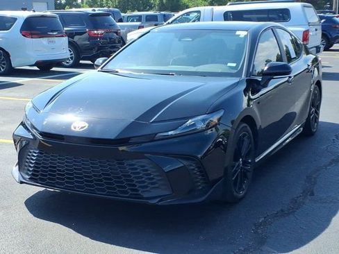 Used 2025 Toyota Camry SE FWD image 2
