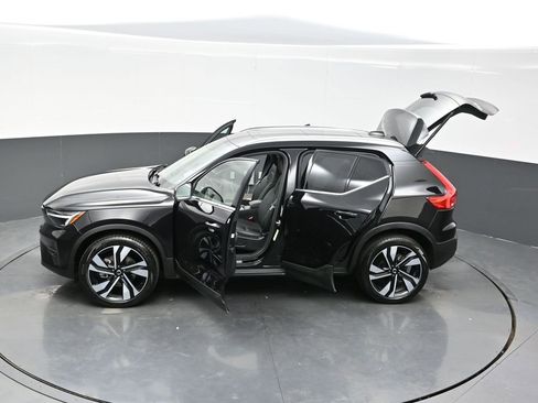 Used 2025 Volvo XC40 B5 Plus image 36