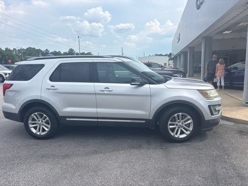 Used 2017 Ford Explorer XLT w/ Equipment Group 202A FWD image 2