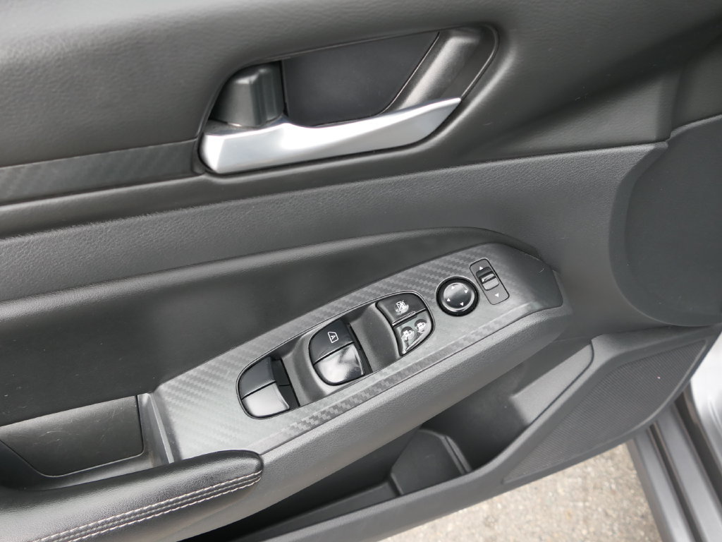 Used 2024 Nissan Altima 2.5 SV FWD image 12